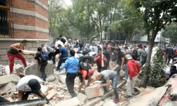 Des mexicains déblaient les débris d'un bâtiment endommagé par un tremblement de terre à Mexico, le 19 septembre 2017