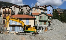 Pelleteuse à l'oeuvre au village de Saint-Martin-Vésubie, le 21 septembre 2021