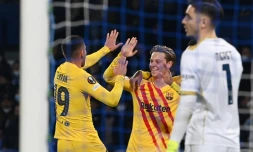 La joie du milieu de terrain néerlandais du FC Barcelone Frenkie De Jong (c), aprÚs avoir marqu2 le 2e but face à Naples, lors du match de barrages retour de la Ligue Europa, le 24 février 2022 au Stade Diego Armando Maradona