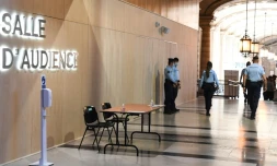 Des gendarmes devant la salle d'audience du Palais de Justice de Paris, le 8 septembre 2021, premier jour du procès des attentats du 13 novembre 2015



