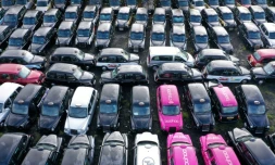 Des taxis londoniens parqués dans un champ à Epping, au nord-est de Londres, le 19 novembre 2020