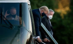 Le chef de cabinet de la Maison Blanche Mark Meadows (d) surveille le président Trump qui descend de l'hélicoptère pour arriver à l'hôpital militaire Walter Reed à Bethesda (Maryland), le 2 octobre 2020