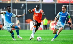 Le Lorientais Benjamin Mendy (c) entre les Monégasques Folarin Balogun (g) et Aleksandr Golovin, le 17 septembre 2023 à Lorient