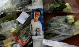 De nombreuses roses déposées en hommage à Matisse (au centre), à Châteauroux, le 4 mai 2024