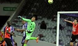 Le gardien de Toulouse Alban Lafont en action lors du match de Ligue 1 contre Rennes, le 27 février 2016 au stade municipal de Toulouse