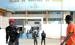 Des policiers et gendarmes devant le tribunal de Dakar où se déroule le procès de l'opposant Ousmane Sonko, le 1er juin 2023 au Sénégal