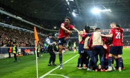 Le défenseur lillois Alexsandro (à gauche) fête le 6e but du LOSC contre Feyenoord Rotterdam en phase de ligue de C1 le 29 janvier 2025 au stade Pierre-Mauroy de Villeneuve-d'Ascq dans le nord de la France 