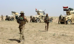 Des combattants pro-gouvernementaux sur la ligne de front contre l'Ătat islamique en Irak, prĂšs de Falloujah, le 3 mai 2016