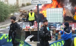 Des barricades érigées par des "gilets jaunes" à Port-La-Nouvelle, dans l'Aude, le 20 novembre 2018 