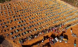 Un cimetière aménagé pour les victimes du coronavirus à Manaus, au Brésil, le 21 avril 2020