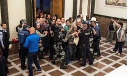 Plus de cent personnes ont été blessées jeudi à Skopje, la plupart légèrement, lors des violences ayant suivi l'irruption dans le parlement de manifestants en colère, le 27 avril à Skopje