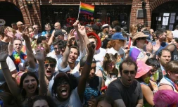 Des participants à la marche des fiertés de New York, 50 ans aprÚs les émeutes de Stonewall, le 30 juin 2019