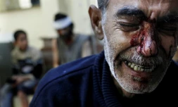 La douleur d'un pĂšre syrien, Kamal , aprĂšs avoir perdu sa fille Ă Alep, en Syrie, le 31 octobre 2012