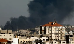Des colonnes de fumée noire s'élèvent au dessus de la ville de Gaza après une frappe israélienne, le 29 mai 2018