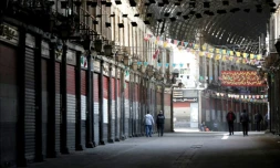 Le souk Al-Hamidiyé dans le vieux Damas quasimement déserté après la fermeture des magasins en raison du nouveau coronavirus, le 24 mars 2020