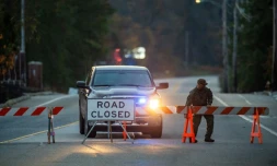 Barrage de police sur la route menant à un bar de Lewiston, lieu d'une tuerie la veille, le 26 octobre 2023 dans le Maine