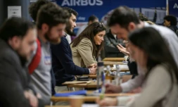 Des candidats et des représentants d'entreprises lors d'un "Aéroday", une journée de recrutement dédiée à la filière aéronautique, le 22 janvier 2026 à Toulouse