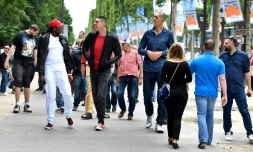 Les hommes les plus grands du monde se rencontrent à paris et marchent sur les Champs-Elysées, le 1er juin 2018