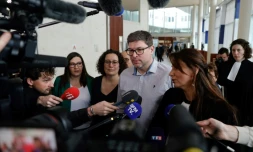 Les parents d'Evaëlle et leur avocate Delphine Meillet le 10 mars 2025 au tribunal judiciaire de Pontoise