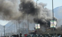 Des policiers afghans sur les lieux d'un attentat à la voiture piégée, le 1er mars 2017 à Kaboul