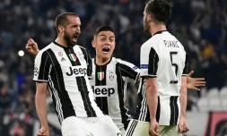 Le défenseur de la Juventus Giorgio Chiellini fête son but contre Barcelone avec Paulo Dybala et Miralem Pjanic, le 11 avril 2017 à Turin