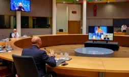 Le président du conseil européen Charles Michel en visioconférence avec la chancelière allemande Angela Merkel, la présidente de la Commission Ursula von der Leyen et le président français Emmanuel Macron le 20 octobre 2021, veille du sommet européen