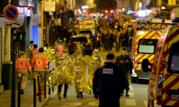 Des victimes, des pompiers et des policiers aux abords du Bataclan à Paris dans la soirée du 13 au 14 novembre 2015