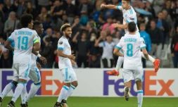 La joie du jeune marseillais Maxime Lopez (top) avec ses coéquipiers après son but contre Guimarães, en Europa League, le 19 octobre 2017 au Vélodrome