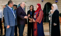 L'ambassadeur des Ătats-Unis en IsraĂ«l, Mike Huckabee, lors d'une visite Ă la communautĂ© amĂ©ricano-palestinienne de Turmus Ayya, en Cisjordanie, le 5 septembre 2026