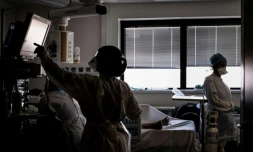 Un malade du Covid-19 est soigné dans l'unité de soins intensifs de l'hôpital de la Croix-Rousse à Lyon, en France, le 15 septembre 2020