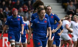 La déception des Françaises, après avoir encaissé un essai anglais, lors du Tournoi des Six nations, le 30 avril 2022 à Bayonne