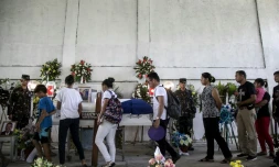 Les funérailles du militant écologiste philippin Ruben Arzaga, le 28 septembre 2017 à El Nido, membre du Palawan NGO Network Inc, abattu d'une balle dans la tête en s'approchant d'un site illégal d'abattage d'arbres dans la jungle philippine