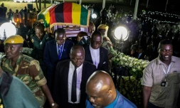 La dépouille de l'ex-président zimbabwéen Robert Mugabe exposée dans sa luxueuse résidence de la capitale Harare, le fameux "Toit bleu", le 11 septembre 2019