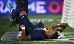 La star du PSG Kylian MbappĂ© se tord de douleur aprĂšs s'ĂȘtre blessĂ© lors du match contre Toulouse au Parc des Princes, le 25 aoĂ»t 2019