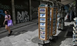 Une femme passe prĂšs d'une boutique de souvenirs dans le centre d'AthĂšnes, le 12 mai 2021