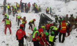 Des secouristes à l'oeuvre pour chercher des survivants parmi les disparus dans l'hôtel enseveli par une avalanche, le 21 janvier 2017 à Farindola, en Italie