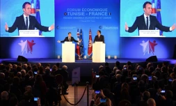 Photo du président français Emmanuel Macron et du Premier ministre tunisien Youssef Chahed à la clôture d'un forum économique, le 1er février 2018 à Tunis