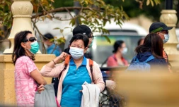 Des touristes portent de masques à Louxor, en Egypte, le 9 mars 2020