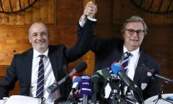 Les présidents du Racing 92 Jacky Lorenzetti (d) et du Stade Français Thomas Savare, le 13 mars 2017 à Paris lors de l'annonce du projet de fusion de leurs clubs