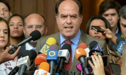 Julio Borges, président du Parlement vénézuélien et opposant au président Nicolas Maduro, fait une déclaration aux médias, le 29 août 2017 à Caracas