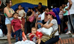 Des personnes déplacées en raison des violences dans le Catatumbo reçoivent des dons à Cucuta, dans le nord-est de la Colombie, le 23 janvier 2025