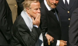 (ARCHIVES) Photo prise le 8 septembre 2007 du réalisateur italien Franco Zeffirelli (C) à son arrivée à la cathédrale de Modène pour les obsèques du ténor Luciano Pavarotti.