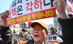 Des partisans du président sud-coréen Yoon Suk Yeol manifestent à Séoul, le 3 avril 2025, à la veille du jugement de la Cour constitutionnelle dans la procédure de destitution du chef de l'Etat