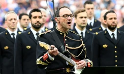 Jean-Michel Mekil, un gendarme de la Garde républicaine, chante et joue la chanson Don't Look Back in Anger d'Oasis au Stade de France à la mémoire des victimes des attentats en Grande-Bretagne, avant le match France-Angleterre le 13 juin 2017