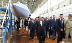Le dirigeant nord-coréen Kim Jong Un visite l'usine aéronautique Youri Gagarine à Komsomolsk-sur-l'Amour, en Russie, le 15 septembre 2023