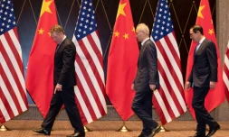 Le représentant américain u Commerce Robert Lighthizer (g), le vice-Premier ministre chinois Liu He (c) et le secrétaire américain au Trésor Steven Mnuchin, le 31 juillet 2019 à Shanghai, en Chine