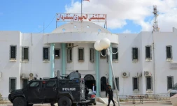 Les forces de l'ordre tunisiennes devant l'hôpital de Ber Guerdane, dans le sud-est du pays, près de la Libye, le 7 mars 2016