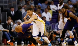 Stephen Curry lors du match Phoenix Suns - Golden State Warriors, le 10 février à Phoenix