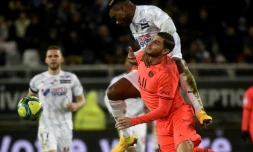Le milieu d'Amiens Bongani Zungu saute plus haut que l'attaquant parisien Mauro Icardi, le 15 février 2020 au stade de la Licorne à Amiens 