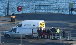 Un corps retrouvé dans l'épave est ramené à terre, le 7 février 2019, par le navire du Bureau d'enquête britannique sur les accidents aériens (AAIB), Geo Ocean III, à Weymouth, dans le sud-ouest de l'Angleterre